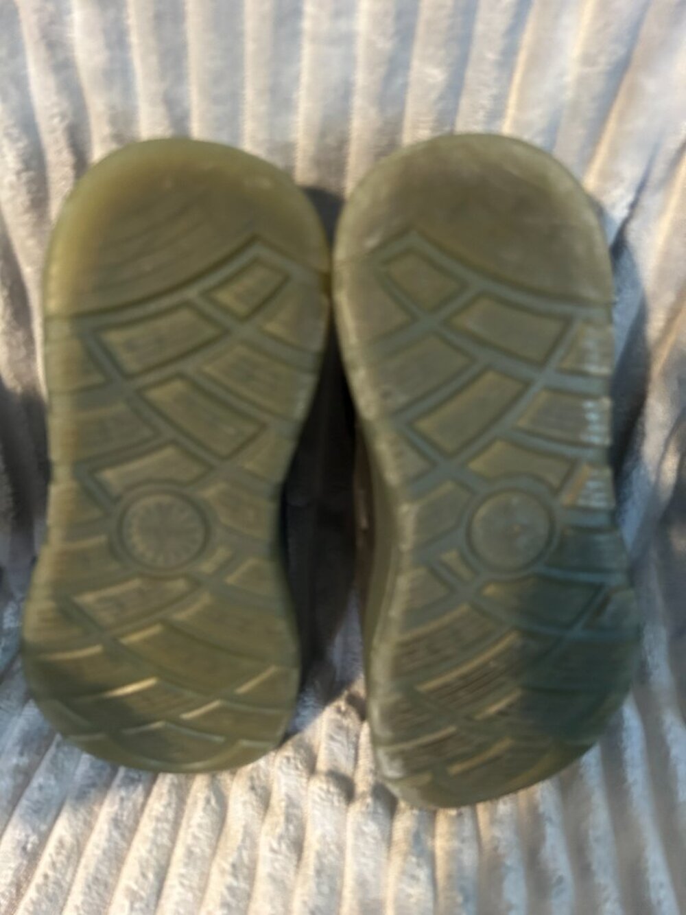 UGG - Picture 3 of 3